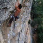 un climber in falesia su una parete strapiombante