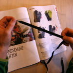 due mani che tengono un nastro che rappresenta la misura dei guanti. | Foto: Bergzeit