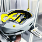 Un casco MIPS viene testato