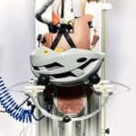 Un casco MIPS viene testato