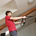 un ragazzo si allena con l'esercizio reverse butterfly