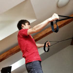 un ragazzo si allena con l'esercizio reverse butterfly