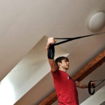 un ragazzo si allena con l'esercizio reverse butterfly