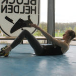 Sophie Arnold mentre esegue degli esercizi di sit up