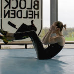 Sophie Arnold mentre esegue degli esercizi di sit up