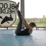 Sophie Arnold mentre esegue degli esercizi di sit up