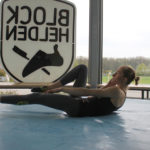 Sophie Arnold mentre esegue degli esercizi di sit up