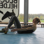 Sophie Arnold mentre esegue degli esercizi di sit up