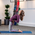 Yoga per alpinisti: cammello con schiena arcuata