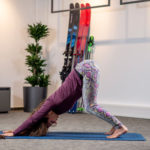 Yoga per alpinisti: cane a faccia in giù con le ginocchia piegate