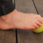 un piede su una pallina da tennis