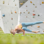 Una donna mentre fa yoga all'aperto