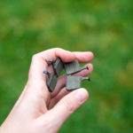 una donna ha in mano le pastiglie dei freni di una mtb