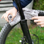 pulizia degli steli della forcella di una mtb