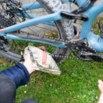 un uomo pulisce la catena di una mtb