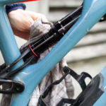 Pulizia di un ammortizzatore su una mtb