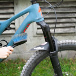una mtb viene spazzolata con una spazzola blu