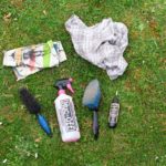 due pazzole, due stracci, un detergente per bici e dell'olio da catena