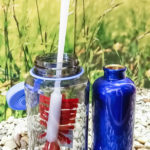 Uno spazzolino pulisce una borraccia