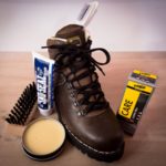 Scarpone da trekking e attrezzi per la ceratura