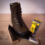 Uno scarpone da trekking e dei prodotti per la cura