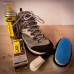 Uno scarponcino da trekking e dei prodotti impregnanti