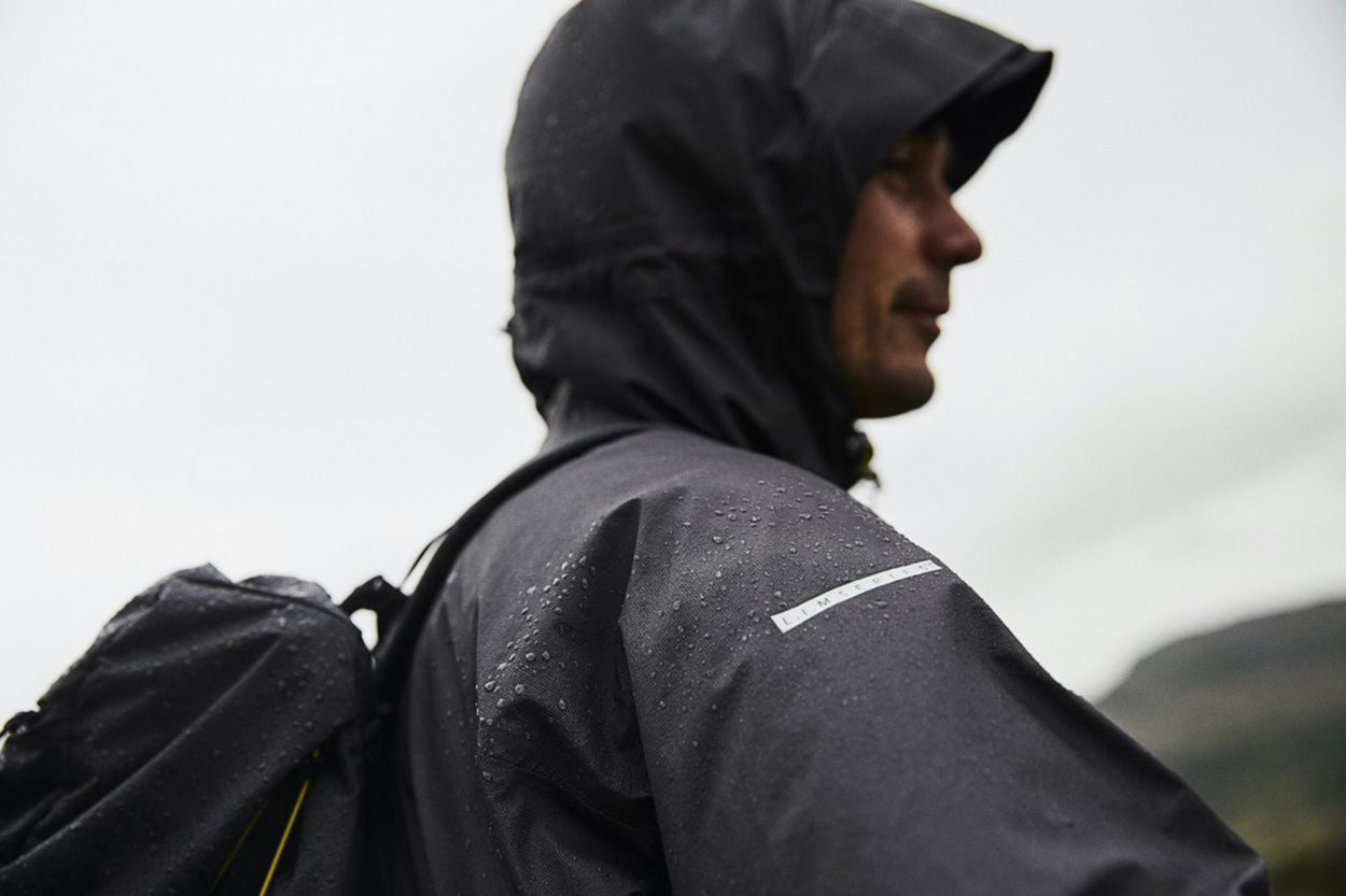 Primo piano su un uomo che indossa una giacca antipioggia