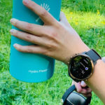 Lo smartwatch Suunto 7 e una borraccia