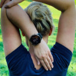 Stretching delle braccia con lo smartwatch Suunto 7