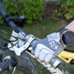 smartwatch Suunto 7 al polso di una biker