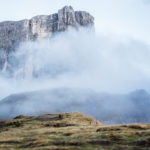 Distesa con un massiccio montuoso coperto di nubi