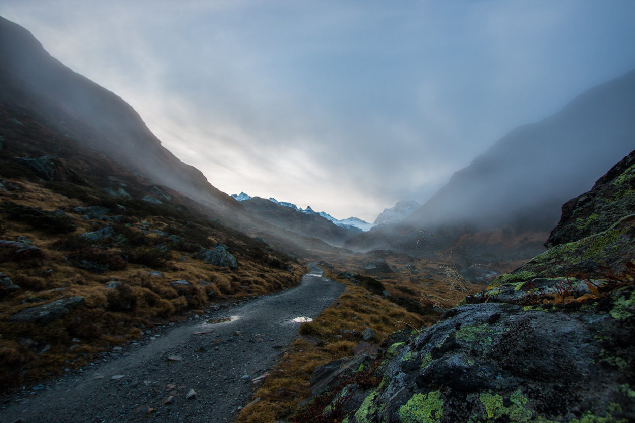 Il sentiero in direzione del rifugio Wiesbadener con la nebbia