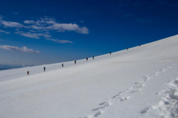 Una fila di alpinisti sulla cresta del großvenediger