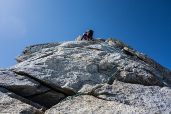 Un alpinista arrampicata su una roccia