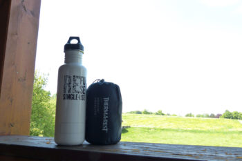 Materassino Uberlite, Therm-a-Rest vicino a borraccia