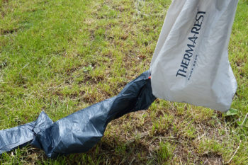 Gonfiaggio materassino ad aria da campeggio