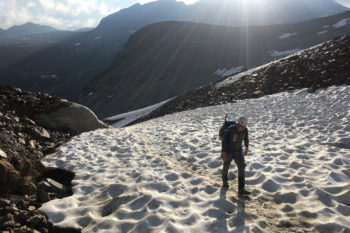 Un aplinista cammina sul ghiacciaio del Piz Buin