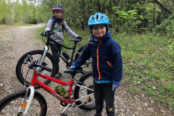 Due bambini con la mtb sono sporchi di fango