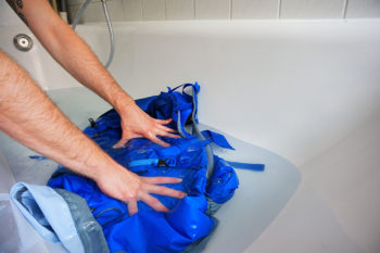 lavare lo zaino nella vasca da bagno