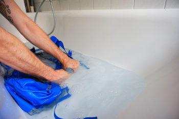 lavare lo zaino nella vasca da bagno