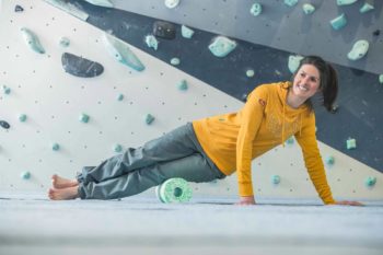 Una ragazza si allena in palestra di Boulder con un Blackroll