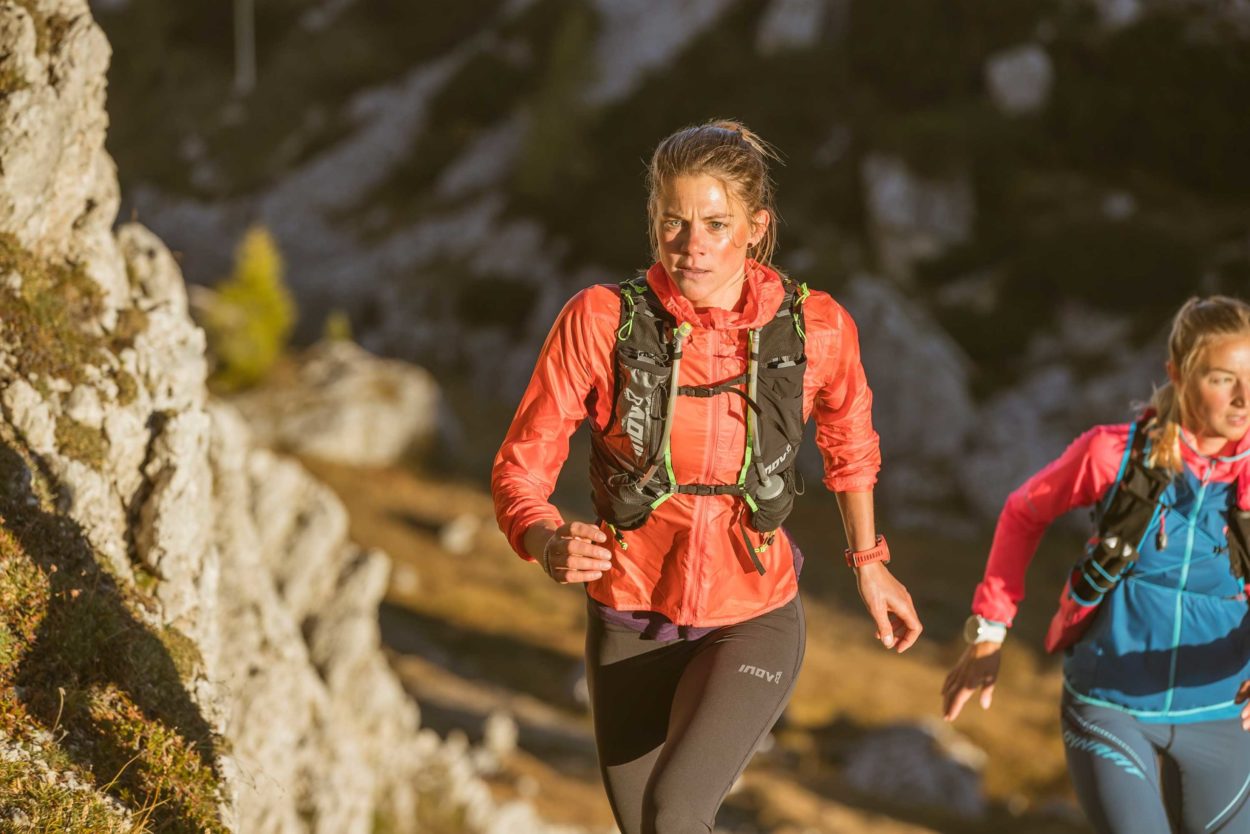 Due ragazze corrono in montagna