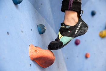 Appoggio di punta su una presa con il tallone sollevato