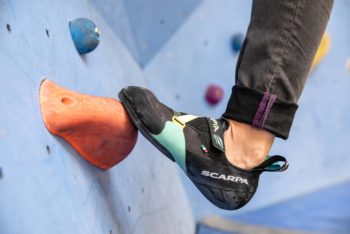 un piede su una presa con il tallone verso il basso