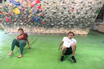 due climber fanno riscaldamento sul tappetone