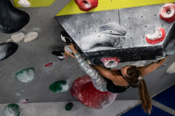 Una ragazza arrampica in una via strapiombante