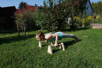 Chiara Hanke fa un esercizio sulle mini parallele