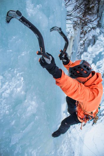 Un climber su una cascata di ghiaccio