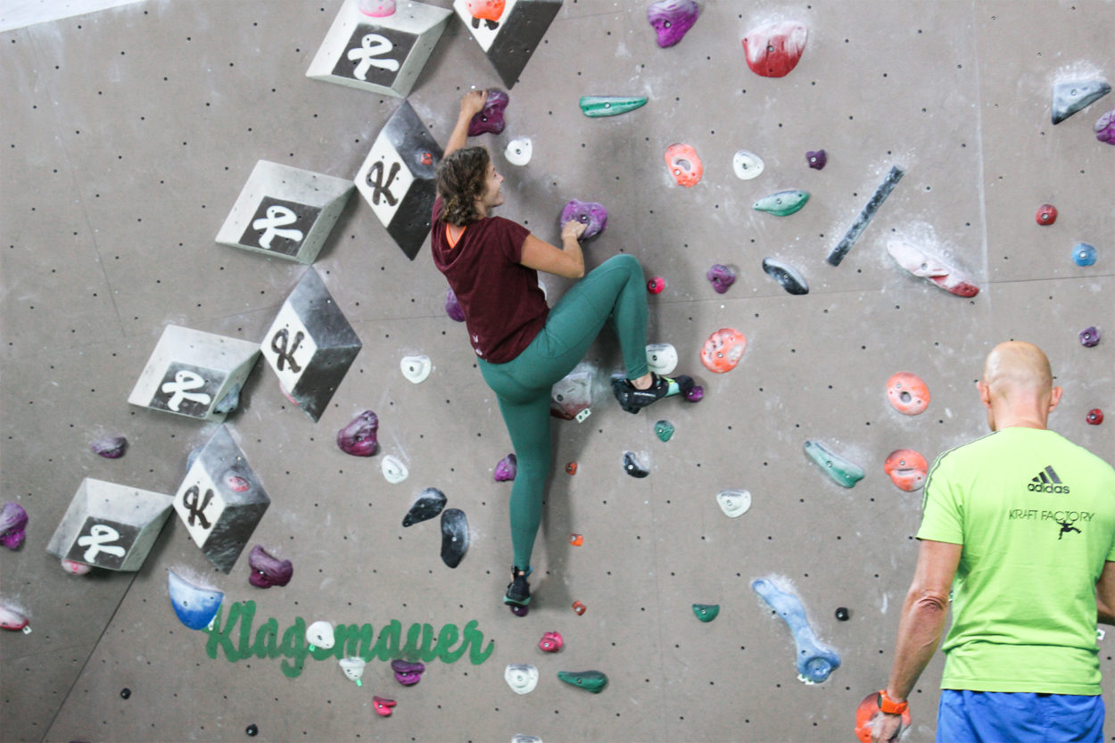 Una climber si allena in sala boulder