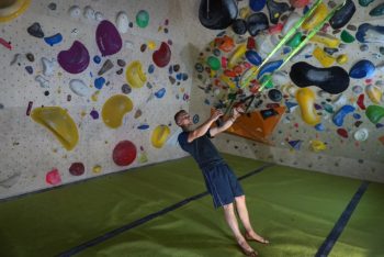 Un ragazzo si allena con lo slingtrainer